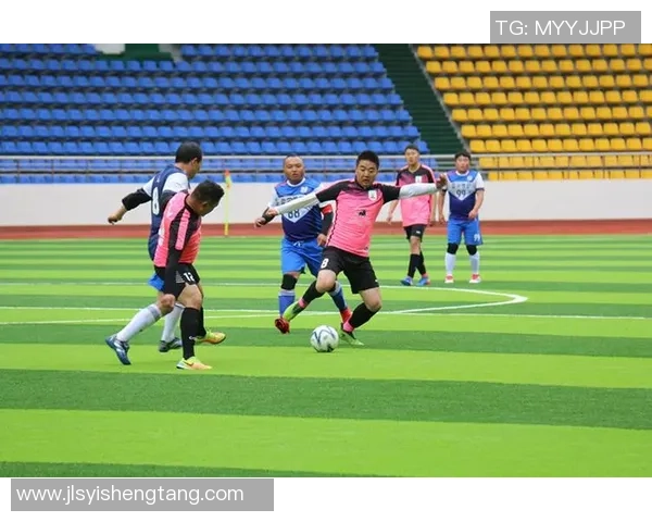 足球扫把脚的技巧与训练方法解析助你提升球技与比赛表现