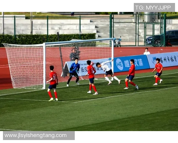 足球鼓声激荡心潮热血沸腾的赛场瞬间与球迷的激情共鸣 足球鼓声激荡心潮热血沸腾的赛场瞬间与球迷的激情共鸣